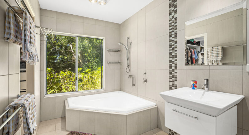 282 Pine Creek Way, Bonville NSW 2450