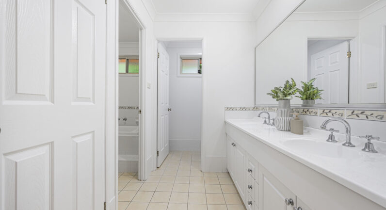 4 Riviera Avenue, North Rocks NSW 2151