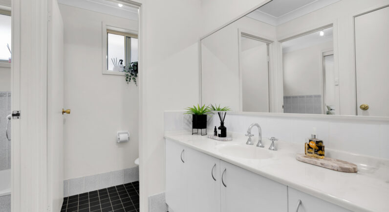 1/4 Tripoli Place, Eagle Vale NSW 2558