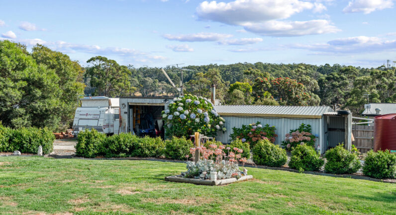 19 Cray Point Parade, Eggs And Bacon Bay TAS 7112