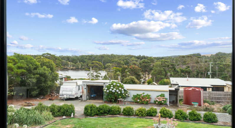 19 Cray Point Parade, Eggs And Bacon Bay TAS 7112