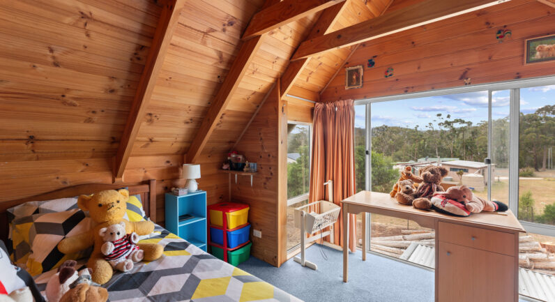 19 Cray Point Parade, Eggs And Bacon Bay TAS 7112