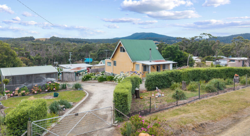19 Cray Point Parade, Eggs And Bacon Bay TAS 7112