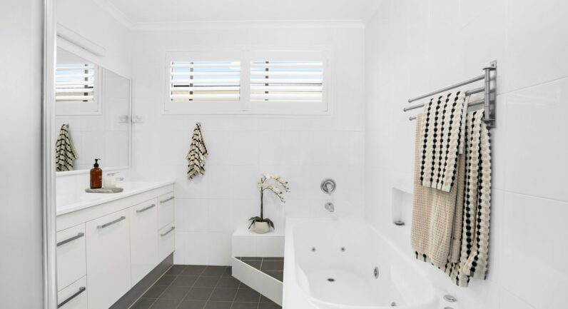 46 Manooka Crescent, Bradbury NSW 2560