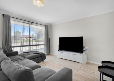 8 & 8a Mulgara Place