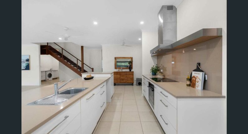 4 Mccoll Close, Redlynch QLD 4870