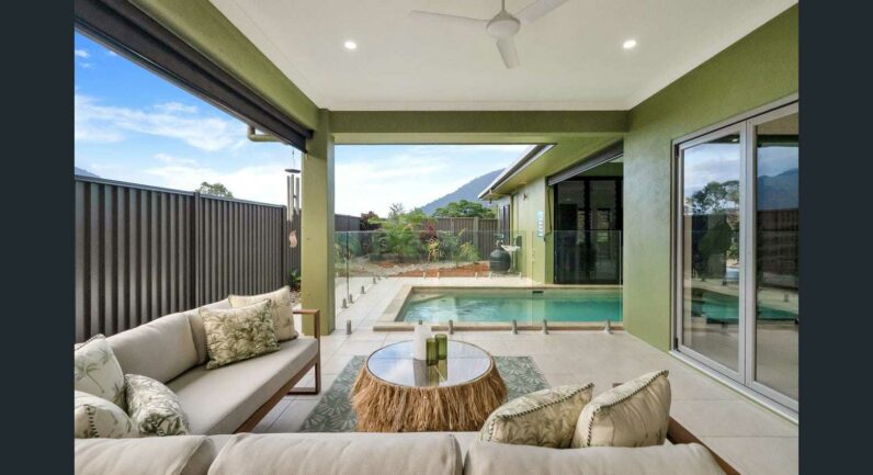 4 Mccoll Close, Redlynch QLD 4870