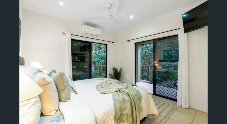 4 Mccoll Close, Redlynch QLD 4870