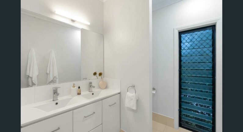 4 Mccoll Close, Redlynch QLD 4870