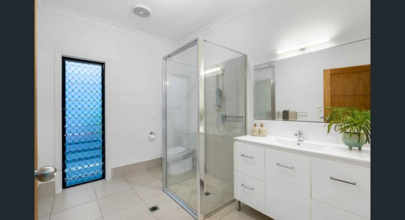 4 Mccoll Close, Redlynch QLD 4870