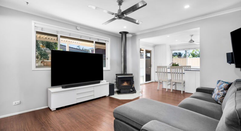 43 Oswald Crescent, Rosemeadow NSW 2560