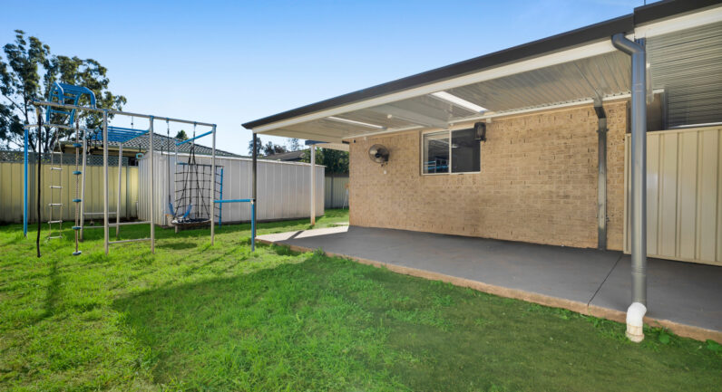 43 Oswald Crescent, Rosemeadow NSW 2560