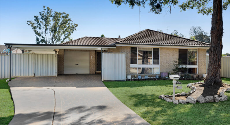43 Oswald Crescent, Rosemeadow NSW 2560