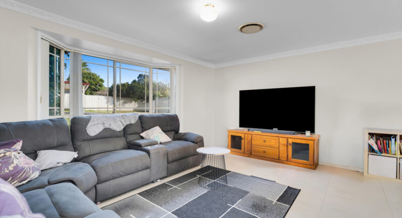 15 Moss Place, St Helens Park NSW 2560