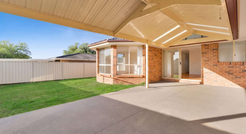 15 Moss Place, St Helens Park NSW 2560