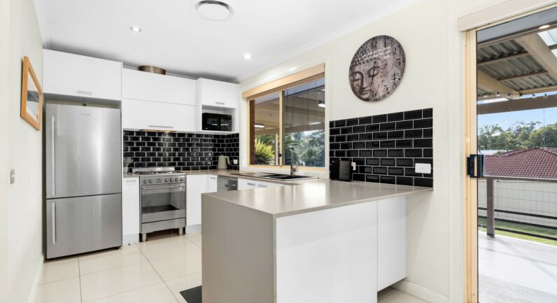 11 Carbasse Crescent, St Helens Park NSW 2560