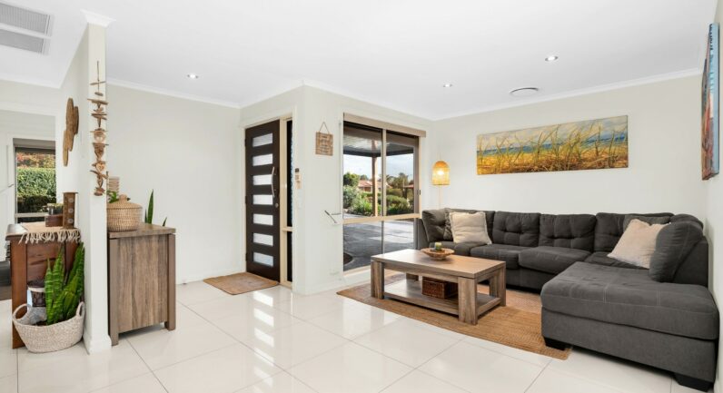 11 Carbasse Crescent, St Helens Park NSW 2560