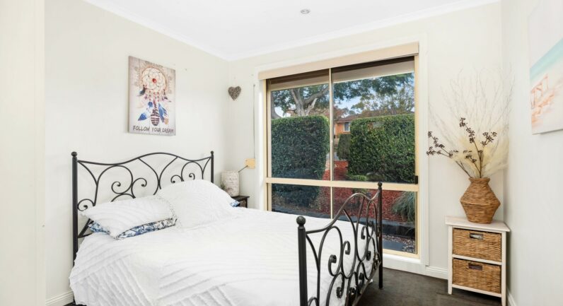 11 Carbasse Crescent, St Helens Park NSW 2560