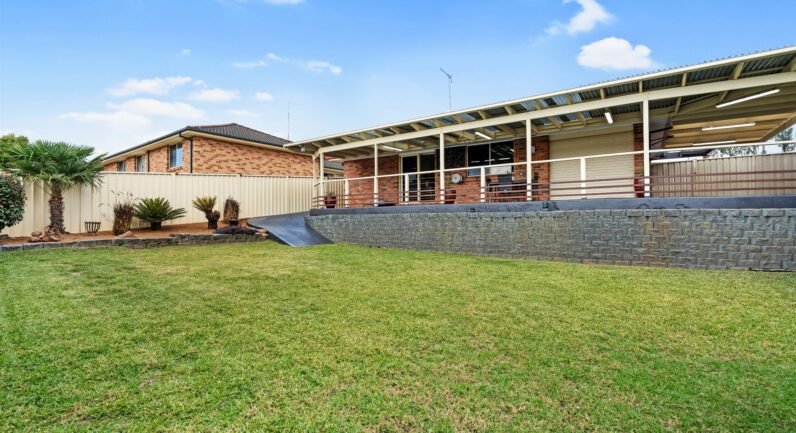 11 Carbasse Crescent, St Helens Park NSW 2560