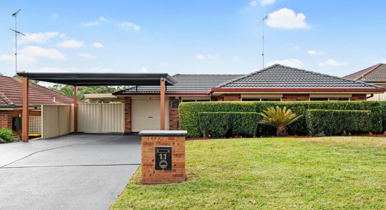 11 Carbasse Crescent, St Helens Park NSW 2560