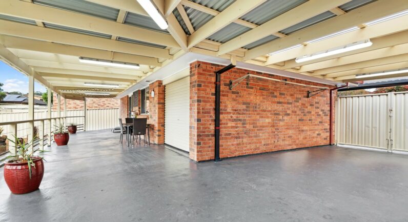 11 Carbasse Crescent, St Helens Park NSW 2560