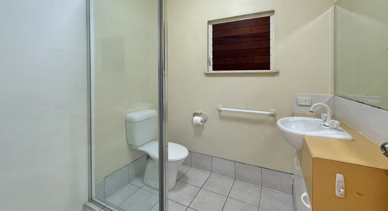 3/6 Hedley Close, Redlynch QLD 4870