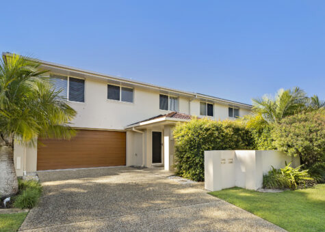 2/1 Laguna Place