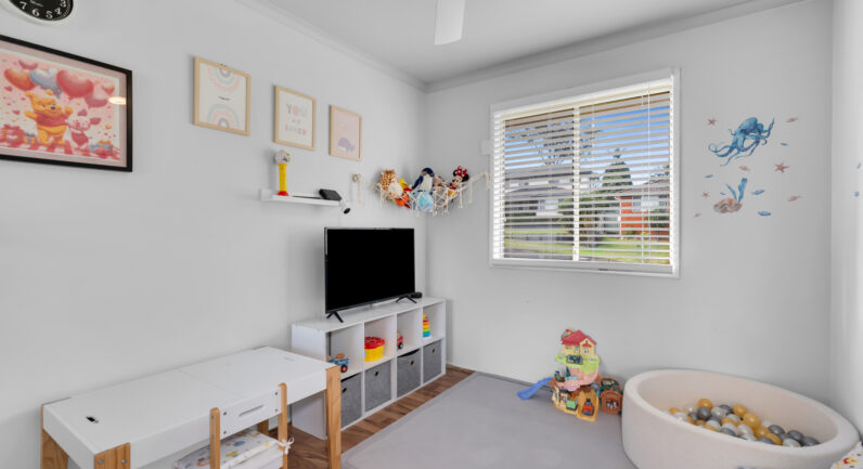 33 Pinaroo Crescent, Bradbury NSW 2560