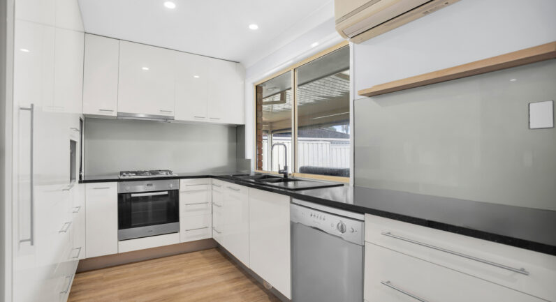 6 Gunn Place, St Helens Park NSW 2560