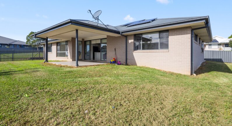 1 Prior Circuit, West Kempsey NSW 2440