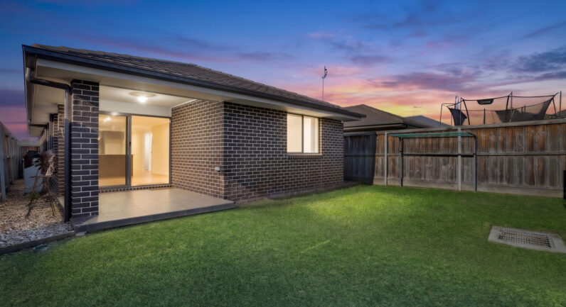 6 Clowes Street, Elderslie NSW 2570