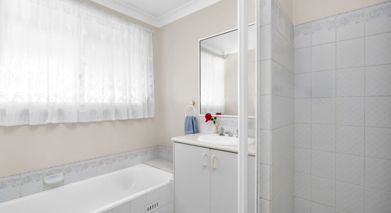 36 Carbasse Crescent, St Helens Park NSW 2560